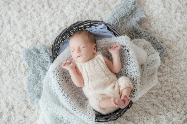 Bebê Pequeno Bonito Encontra Casa Tapete Macio Branco Uma Cesta — Fotografia de Stock