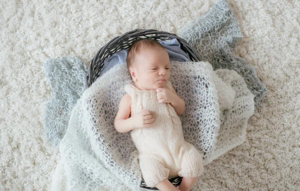 Cute Little Baby Lies Home White Fluffy Carpet Wicker Basket — Stock Photo, Image