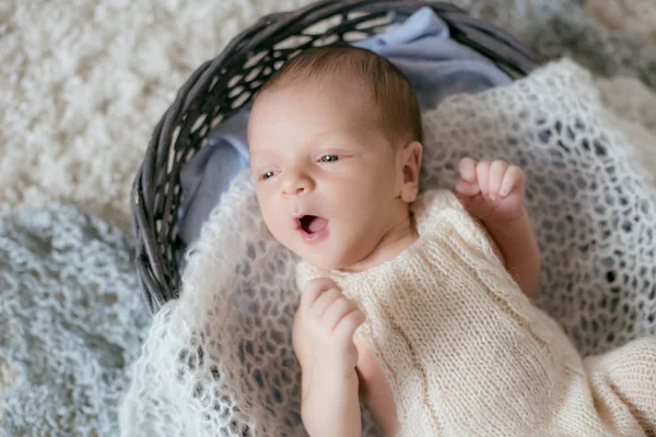 Niedliche Kleine Baby Liegt Hause Auf Einem Weißen Flauschigen Teppich — Stockfoto