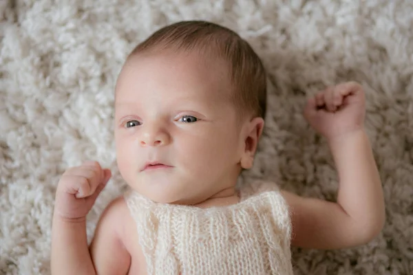 Cute Little Baby Leży Domu Białym Puszystym Dywanie Wiklinowym Koszu — Zdjęcie stockowe