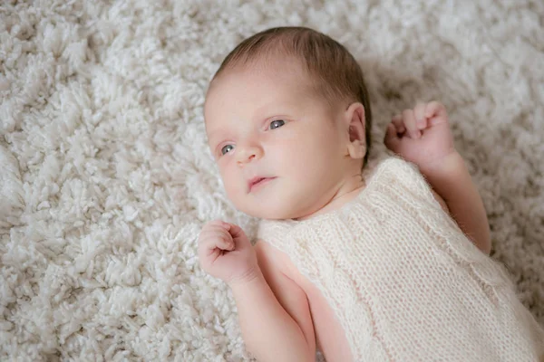 Cute Little Baby Leży Domu Białym Puszystym Dywanie Wiklinowym Koszu — Zdjęcie stockowe