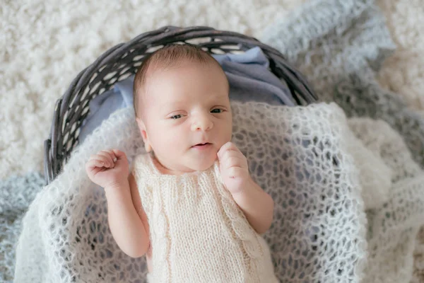 Cute Little Baby Leży Domu Białym Puszystym Dywanie Wiklinowym Koszu — Zdjęcie stockowe