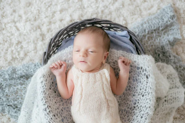 Χαριτωμένο Μικρό Μωρό Βρίσκεται Στο Σπίτι Ένα Λευκό Αφράτο Χαλί — Φωτογραφία Αρχείου
