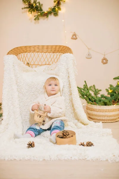 Jolie Petite Fille Dans Pull Tricoté Blanc Trouve Sur Plaid — Photo