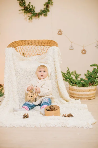 Linda Niña Suéter Punto Blanco Sienta Cuadros Blancos Casa Habitación —  Fotos de Stock