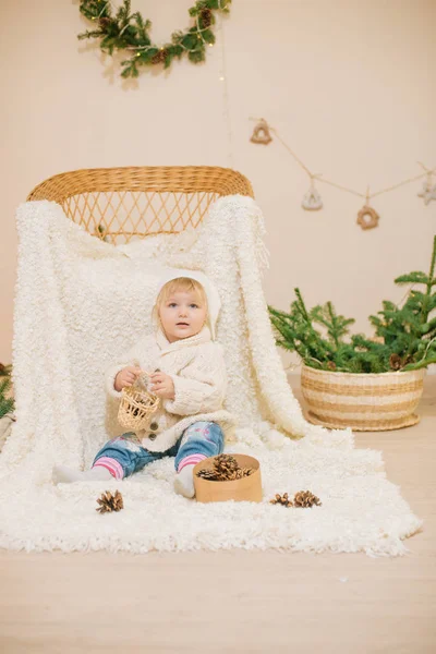 Cute Little Girl Białym Swetrze Dzianiny Siedzi Białej Kraty Domu — Zdjęcie stockowe