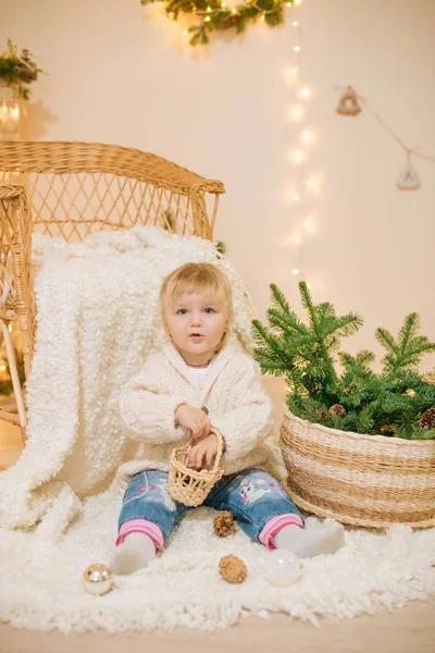 Jolie Petite Fille Dans Pull Tricoté Blanc Trouve Sur Plaid — Photo