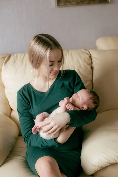 Joven Hermosa Mamaso Pelo Rubio Con Bebé Sus Brazos Casa —  Fotos de Stock