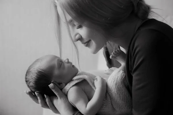 Jovem Lindo Cabelo Loiro Mamaso Com Bebê Seus Braços Casa — Fotografia de Stock