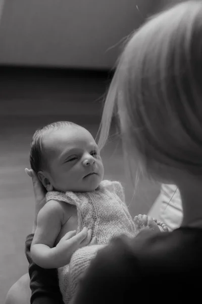 Jonge Mooie Blonde Haar Mamaso Met Een Baby Haar Armen — Stockfoto