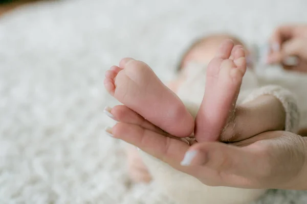 Mom Hands Hold Little Cute Legs Baby Who Lies Wicker — Stock Photo, Image