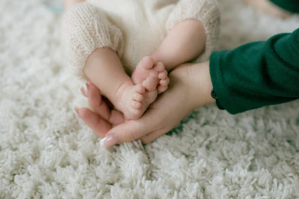 Les Mains Maman Tiennent Les Petites Jambes Mignonnes Bébé Qui — Photo