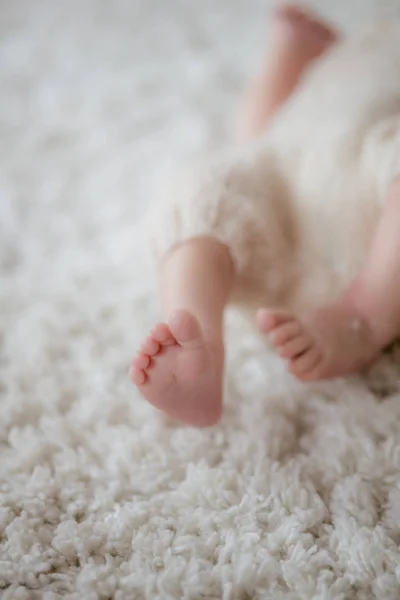 Kleine Süße Beine Eines Babys Das Hause Einem Weidenkorb Mit — Stockfoto