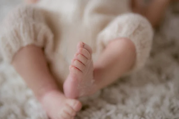 Pequeñas Piernas Lindas Bebé Que Yace Una Canasta Mimbre Con — Foto de Stock