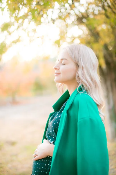 Słodka Ciężarna Kobieta Blond Włosami Spaceruje Jesiennym Parku Zachodzie Słońca — Zdjęcie stockowe