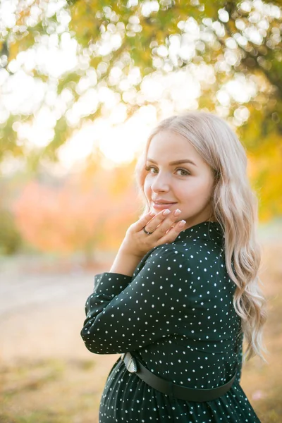 Roztomilá Těhotná Žena Blond Vlasy Procházky Podzimním Parku Při Západu — Stock fotografie