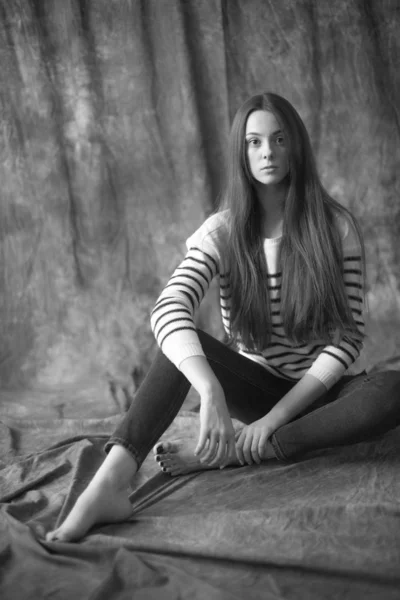 Υπέροχο Μοντέλο Νεαρής Κοπέλας Σκούρα Μακριά Μαλλιά Ριγέ Πουλόβερ Και — Φωτογραφία Αρχείου