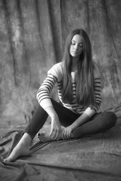Bella Ragazza Modello Con Capelli Lunghi Scuri Maglione Righe Jeans — Foto Stock