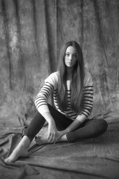Urocza Młoda Dziewczyna Model Ciemnymi Długimi Włosami Paski Sweter Chude — Zdjęcie stockowe