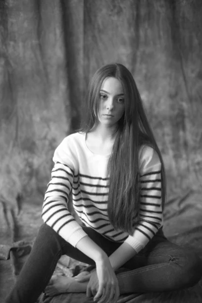Preciosa Modelo Chica Joven Con Pelo Largo Oscuro Suéter Rayas — Foto de Stock