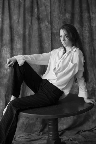Beyaz Tişörtlü Siyah Pantolonlu Uzun Saçlı Tekstil Arka Planında Stüdyoda — Stok fotoğraf