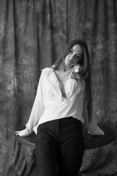 Bella Ragazza Modello Con Capelli Lunghi Scuri Camicia Bianca Pantaloni — Foto Stock