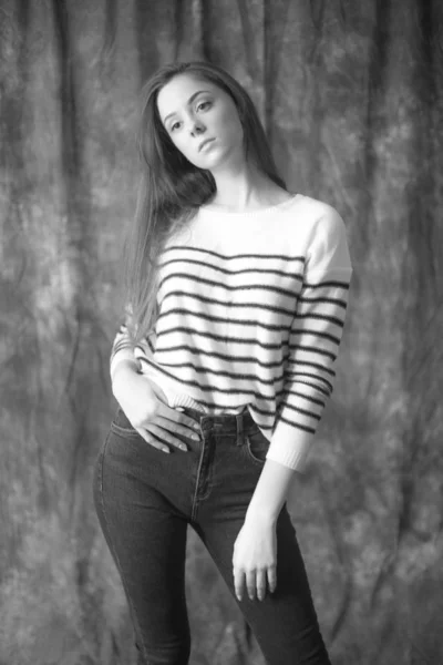 Bella Ragazza Modello Con Capelli Lunghi Scuri Maglione Righe Jeans — Foto Stock
