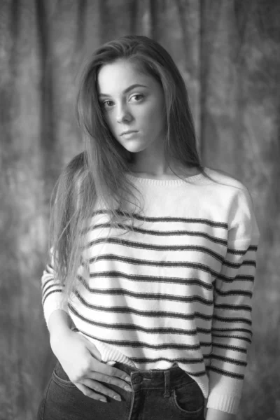 Preciosa Modelo Chica Joven Con Pelo Largo Oscuro Suéter Rayas —  Fotos de Stock