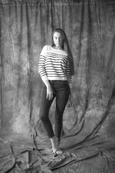 Υπέροχο Μοντέλο Νεαρής Κοπέλας Σκούρα Μακριά Μαλλιά Ριγέ Πουλόβερ Και — Φωτογραφία Αρχείου