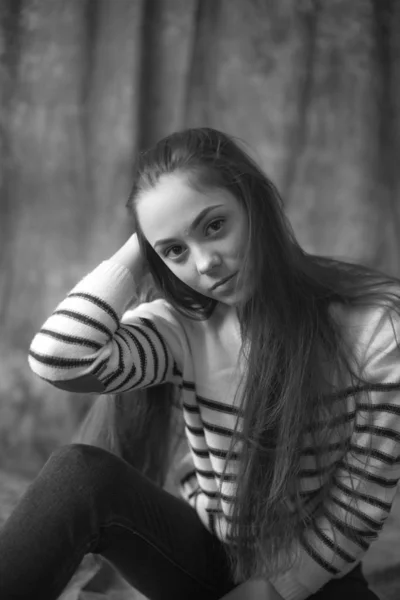 Прекрасная Молодая Девушка Модель Темными Длинными Волосами Полосатом Свитере Узких — стоковое фото