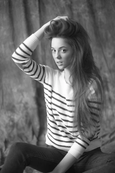 Прекрасна Молода Дівчина Модель Темним Довгим Волоссям Смугастому Светрі Худими — стокове фото
