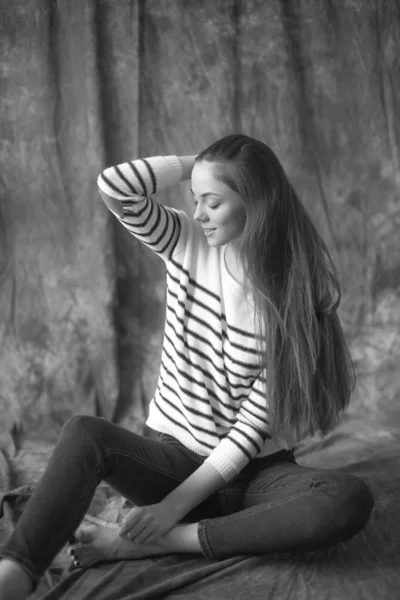 Preciosa Modelo Chica Joven Con Pelo Largo Oscuro Suéter Rayas — Foto de Stock