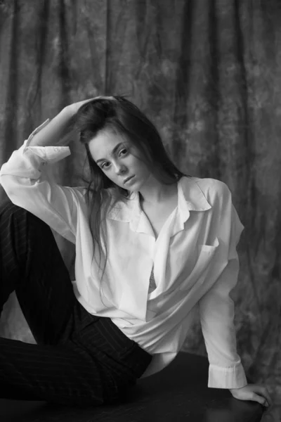 Mooi Jong Meisje Model Met Donker Lang Haar Een Wit — Stockfoto