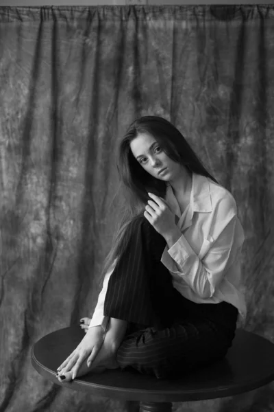 Kedves Fiatal Lány Modell Sötét Hosszú Haj Fehér Ing Fekete — Stock Fotó
