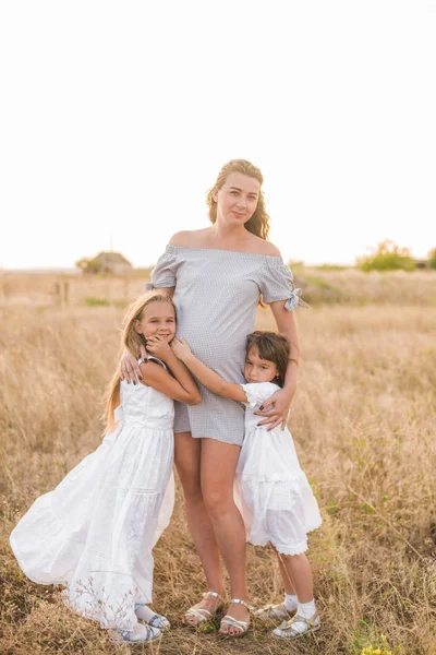 Bela Mãe Grávida Jovem Com Cabelo Loiro Duas Filhas Vestidos — Fotografia de Stock