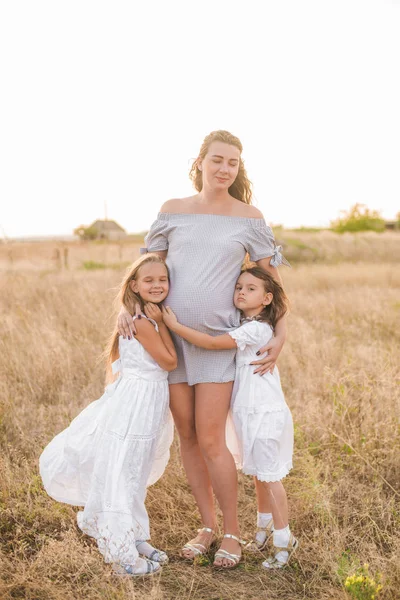Sarışın Genç Güzel Hamile Bir Anne Beyaz Elbiseli Iki Kız — Stok fotoğraf