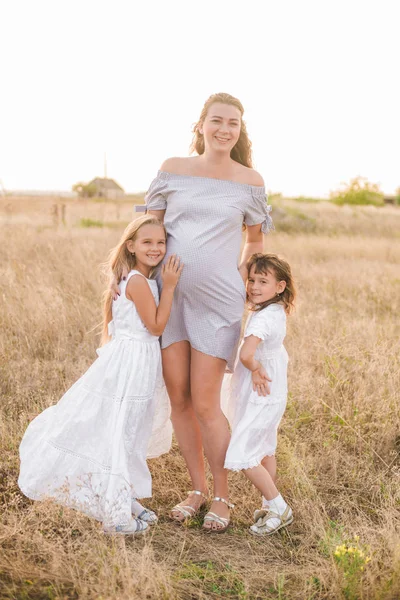 Beautiful Young Pregnant Mother Blond Hair Two Daughters White Dresses — 스톡 사진