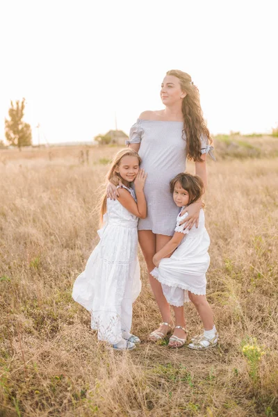 Schöne Junge Schwangere Mutter Mit Blonden Haaren Und Zwei Töchtern — Stockfoto