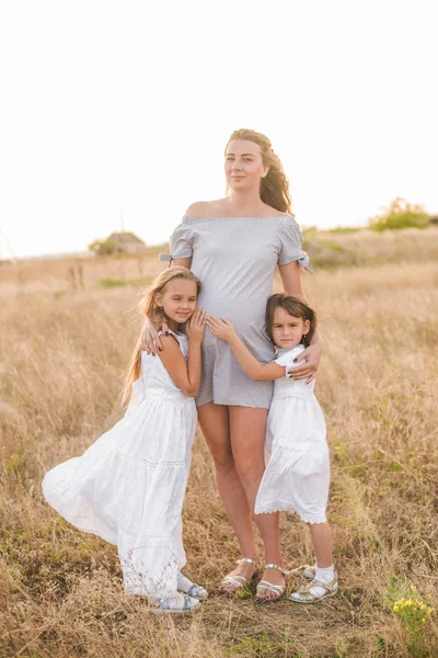 Красива Молода Вагітна Мати Світлим Волоссям Двома Дочками Білих Сукнях — стокове фото