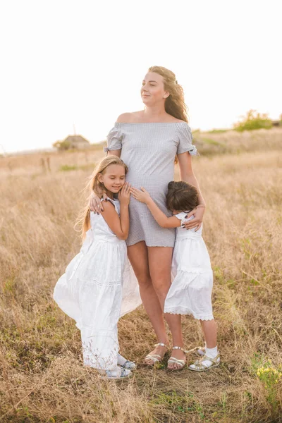 Bela Mãe Grávida Jovem Com Cabelo Loiro Duas Filhas Vestidos — Fotografia de Stock