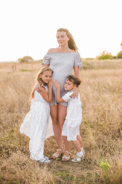 Beautiful Young Pregnant Mother Blond Hair Two Daughters White Dresses — 스톡 사진