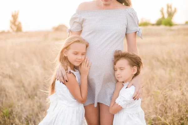 Vacker Ung Gravid Mamma Med Blont Hår Och Två Döttrar — Stockfoto