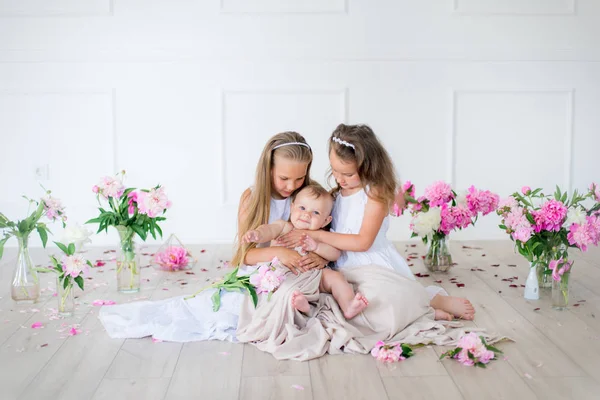 Hermanitas Lindas Con Cabello Rubio Vestidos Blancos Hermano Pequeño Estudio — Foto de Stock