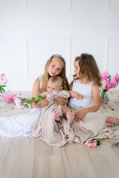 Cute Little Sisters Blond Hair White Dresses Little Brother Light — 스톡 사진