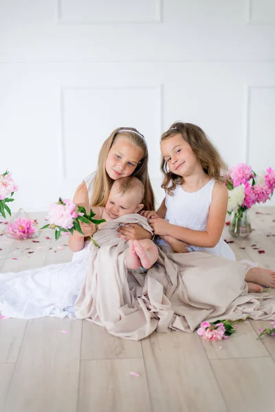 Mignonnes Petites Sœurs Aux Cheveux Blonds Robes Blanches Petit Frère — Photo