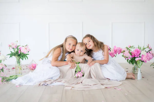 Irmãzinhas Bonitos Com Cabelo Loiro Vestidos Brancos Irmãozinho Estúdio Primavera — Fotografia de Stock