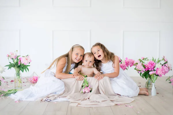 Niedlichen Kleinen Schwestern Mit Blonden Haaren Weißen Kleidern Und Einem — Stockfoto