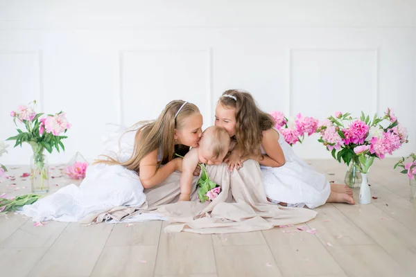 Hermanitas Lindas Con Cabello Rubio Vestidos Blancos Hermano Pequeño Estudio — Foto de Stock