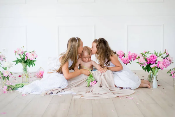 Beyaz Elbiseli Şirin Küçük Kız Kardeşler Pembe Beyaz Şakayıklarla Süslenmiş — Stok fotoğraf