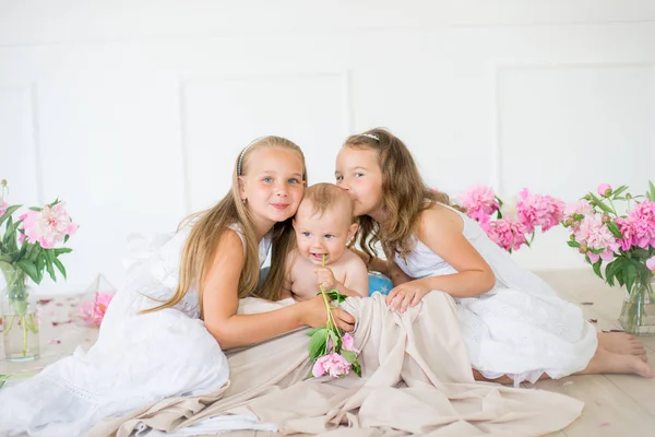 Niedlichen Kleinen Schwestern Mit Blonden Haaren Weißen Kleidern Und Einem — Stockfoto
